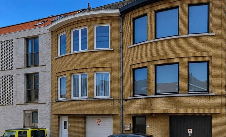Bel-etage house with garage and garden to refresh