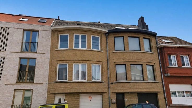 Bel-etage house with garage and garden to refresh
