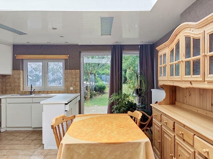 Bel-etage house with garage and garden to refresh
