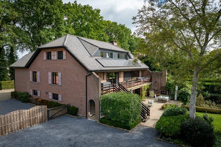 Spacious property with meadow and paddock on approximately
