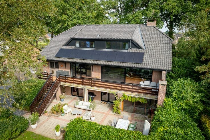Spacious property with meadow and paddock on approximately