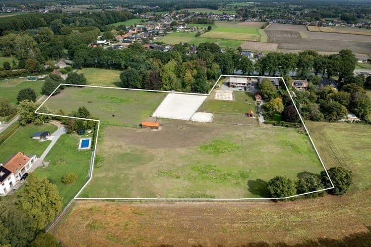 Spacious property with meadow and paddock on approximately