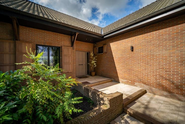 Spacious property with meadow and paddock on approximately