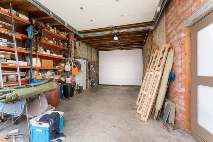 Spacious home with large garage in Sint-Eloois-Vijve