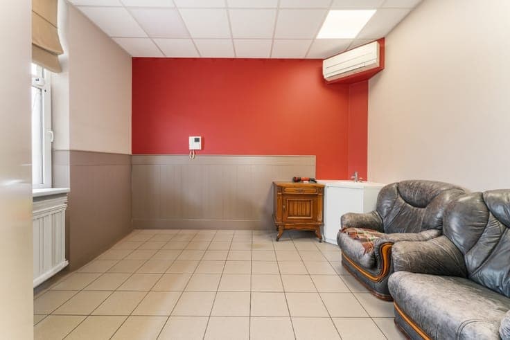 Spacious home with large garage in Sint-Eloois-Vijve
