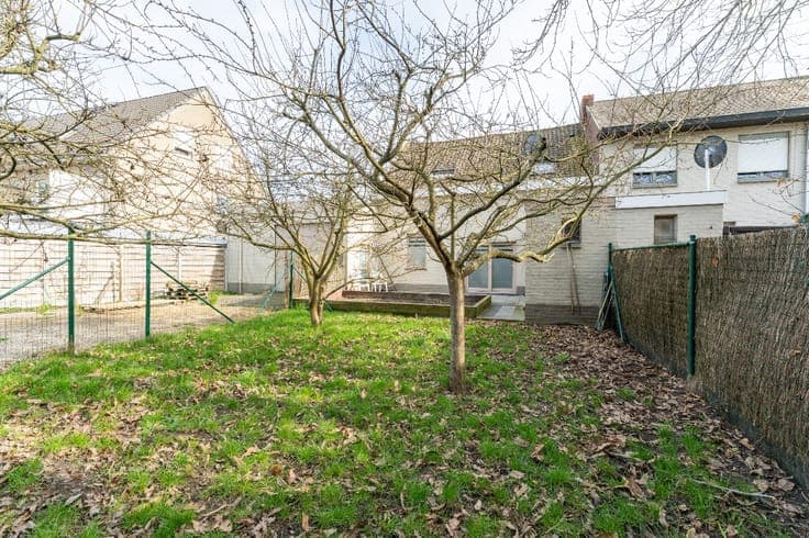 Spacious home with large garage in Sint-Eloois-Vijve
