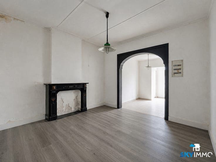 SPACIOUS 7-BEDROOM HOUSE - 229M² - GARDEN - GREAT POTENTIAL!