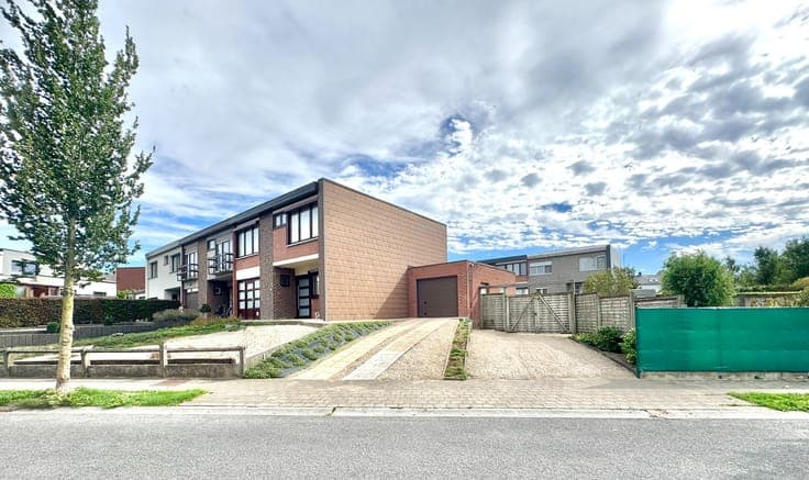 HALFOPEN WONING | 4 KAMERS | TUIN | GARAGE | 720 M²