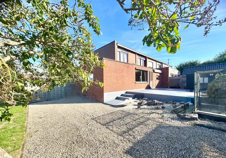 HALFOPEN WONING | 4 KAMERS | TUIN | GARAGE | 720 M²