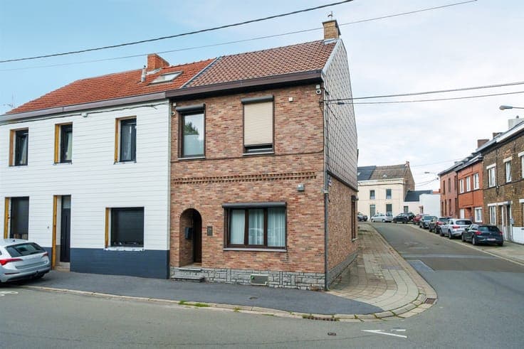 Stunning three-sided house with a garage and garden