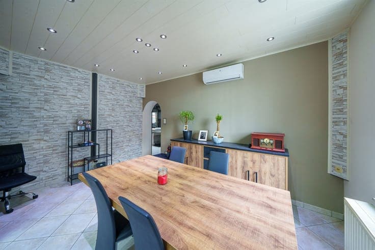 Stunning three-sided house with a garage and garden