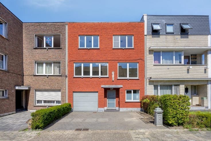 Spacious family home with 3 bedrooms, office and garden