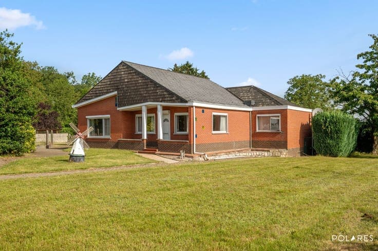 House on a spacious plot in a cul-de-sac