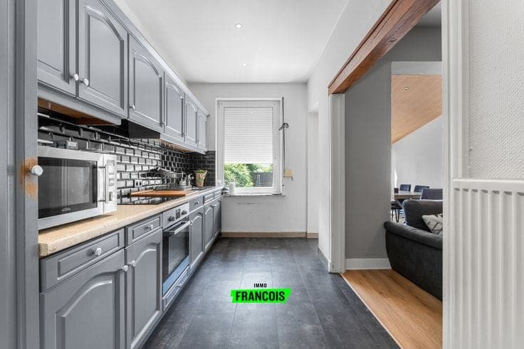 Spacious family home with a sunny south-facing garden near …