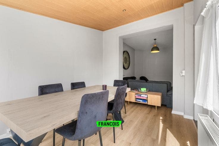 Spacious family home with a sunny south-facing garden near …