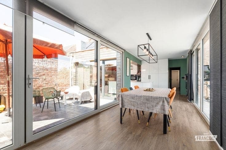 Ruime halfopen woning met 4 slaapkamers en bureau in Oudenb…