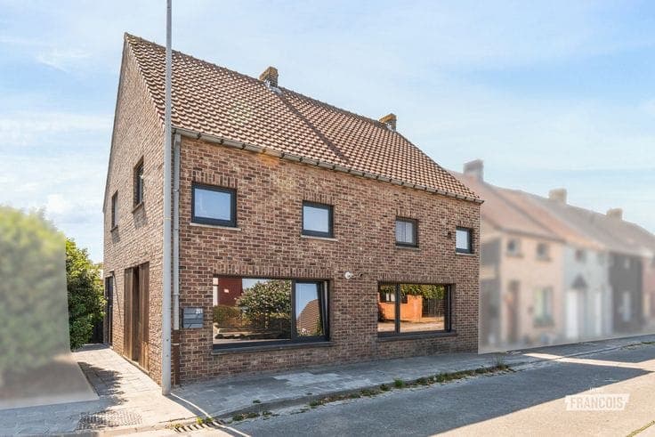 Ruime halfopen woning met 4 slaapkamers en bureau in Oudenb…