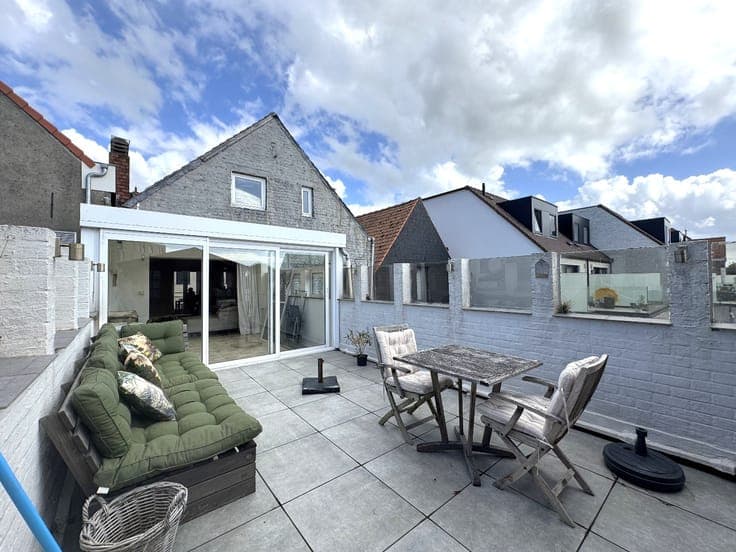 Spacious family home with sunny outdoor spaces in the villa