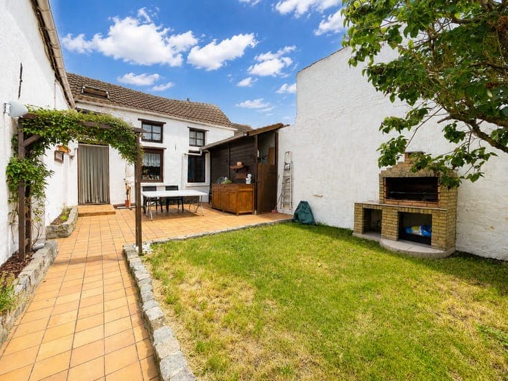 Charming 3-storey house with 4 bedrooms and a garden!