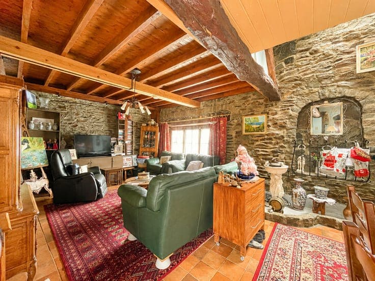 Charming 3-storey house with 4 bedrooms and a garden!