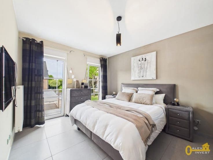 4-bedroom villa with double garage and garden
