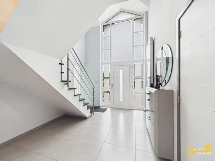 4-bedroom villa with double garage and garden