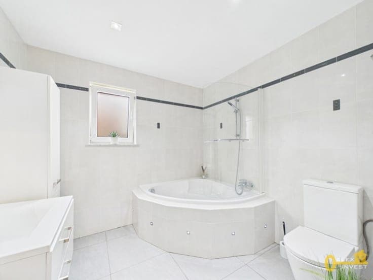 4-bedroom villa with double garage and garden