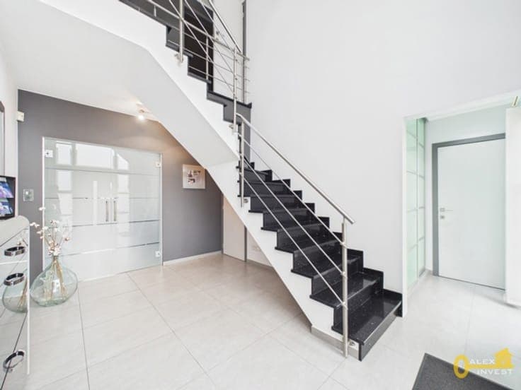 4-bedroom villa with double garage and garden