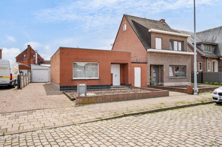 TE RENOVEREN WONING OP GOEDE LOCATIE + MAGAZIJN