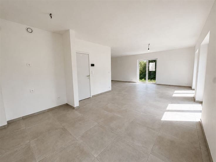 New house with breathtaking views and registration fees redu