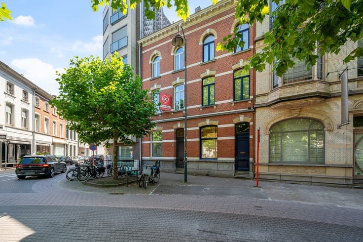 Ruime, gerenoveerde herenwoning.