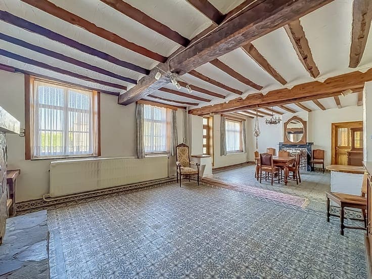 GRANDE MAISON 4F AVEC DEUX ENTREPOTS SPACIEUX