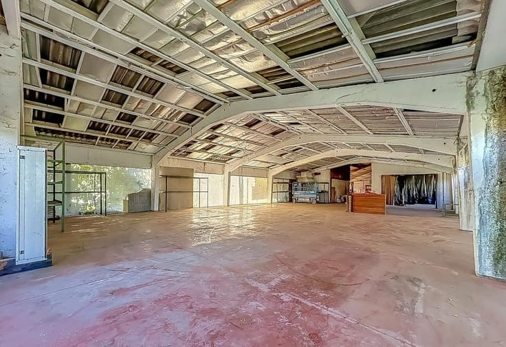 GRANDE MAISON 4F AVEC DEUX ENTREPOTS SPACIEUX