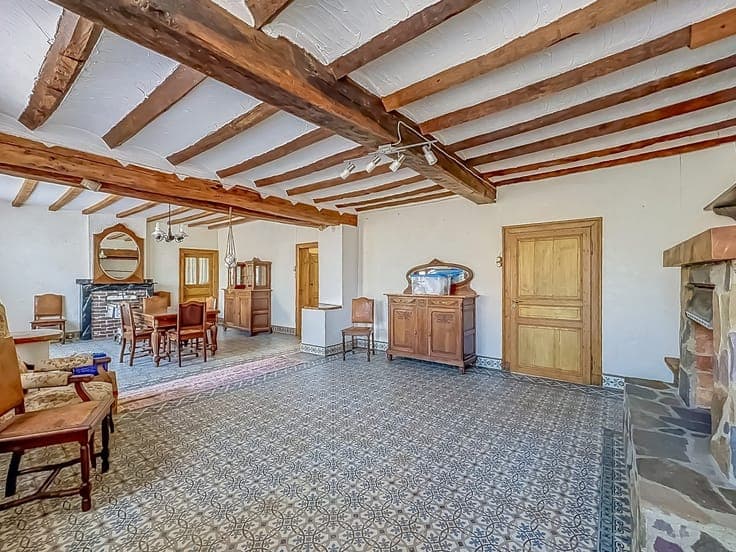 GRANDE MAISON 4F AVEC DEUX ENTREPOTS SPACIEUX