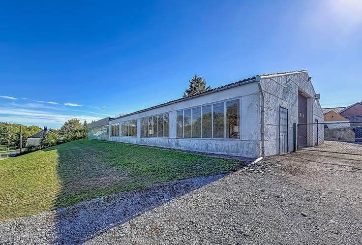 GRANDE MAISON 4F AVEC DEUX ENTREPOTS SPACIEUX