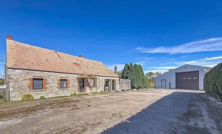 GRANDE MAISON 4F AVEC DEUX ENTREPOTS SPACIEUX
