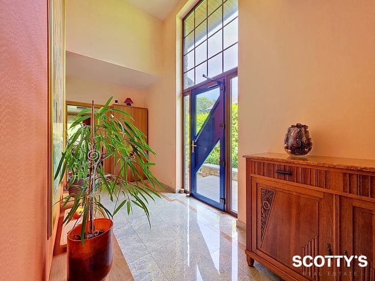 Energy-efficient villa: studio/practice, garden and garage