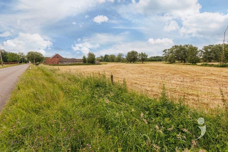 Unieke te renoveren hoeve op perceel van 68a