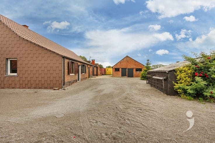 Unieke te renoveren hoeve op perceel van 68a