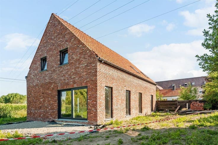 A house (shell) with 3 bedrooms, in a beautiful setting!