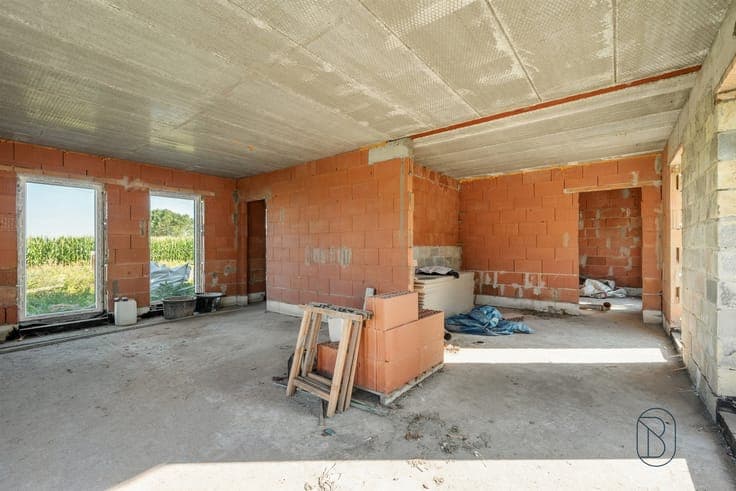 A house (shell) with 3 bedrooms, in a beautiful setting!