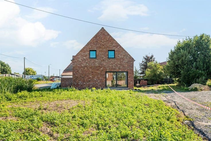 A house (shell) with 3 bedrooms, in a beautiful setting!
