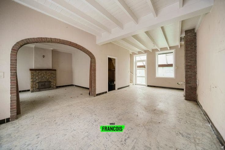 Spacious house to renovate on a 1,517 m² plot for sale in H…