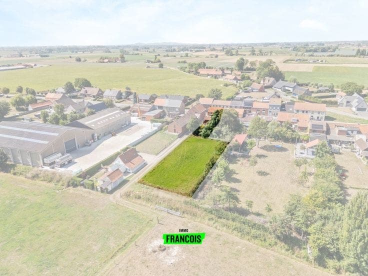 Spacious house to renovate on a 1,517 m² plot for sale in H…