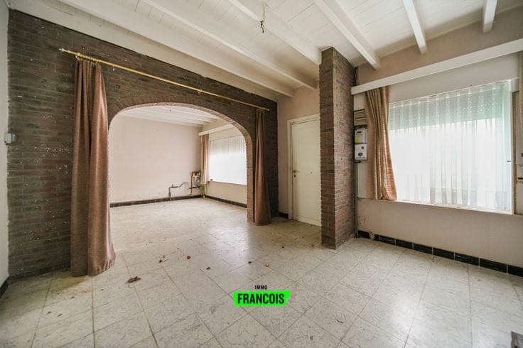 Spacious house to renovate on a 1,517 m² plot for sale in H…