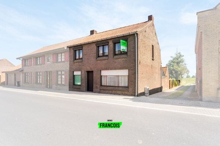 Spacious house to renovate on a 1,517 m² plot for sale in H…