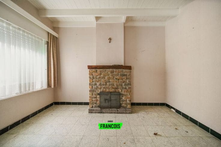 Spacious house to renovate on a 1,517 m² plot for sale in H…