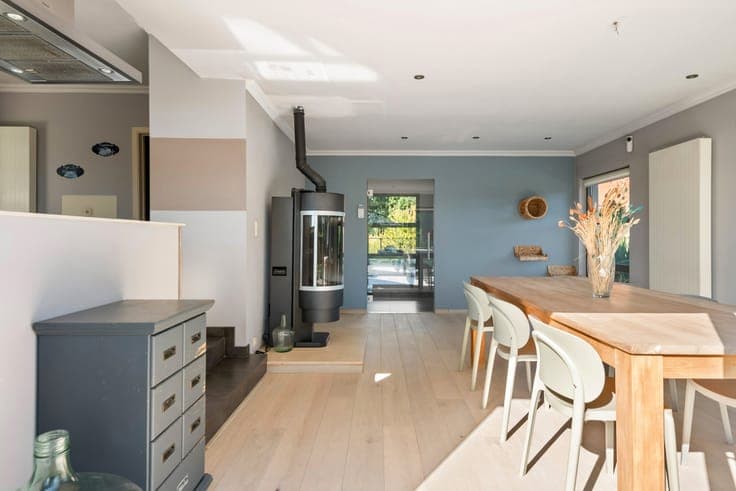 Renovated villa with permitted warehouse & views over meadow