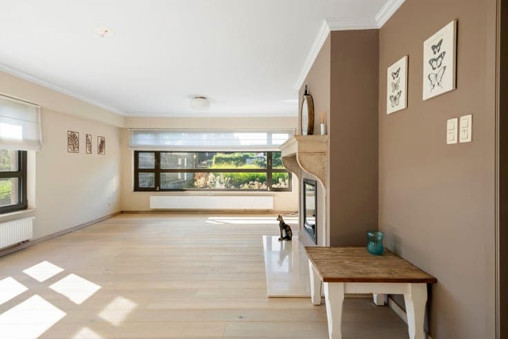 Renovated villa with permitted warehouse & views over meadow