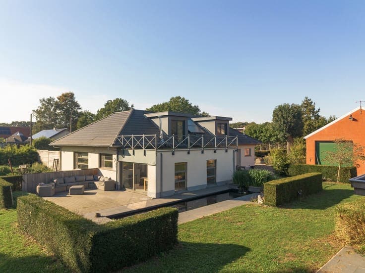 Renovated villa with permitted warehouse & views over meadow